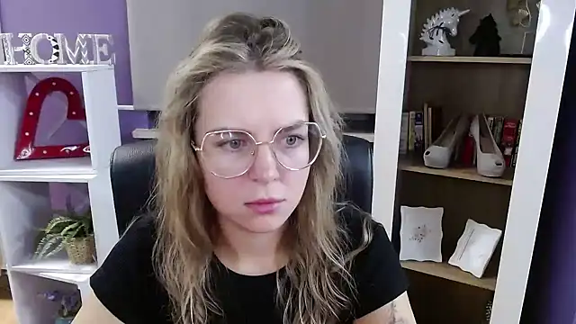 Snapshot of Zoey_Erotic chatting on November 5, 2025, 5:32 am Zoey Erotic online show from November 5, 2025, 5:32 am