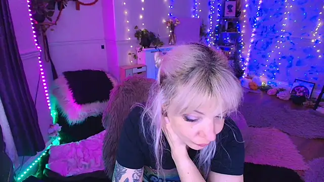 AliceW0lf online show from April 28, 2026, 8:46 pm