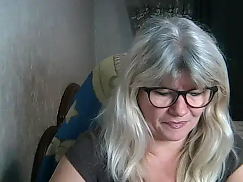 Snapshot of Diana_49 chatting on September 29, 2025, 8:32 am Diana 49 online show from September 29, 2025, 8:32 am