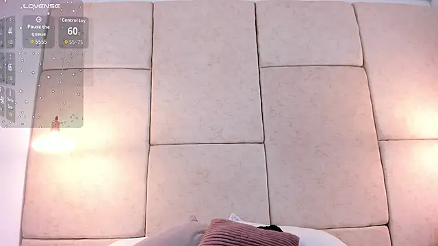 aisha vs online show from September 27, 2025, 12:00 pm