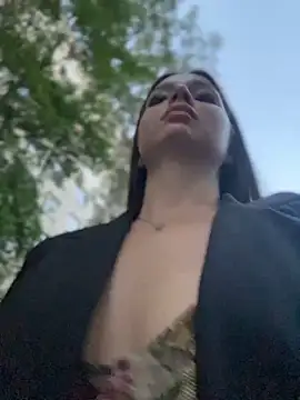 KrisMagnoly online show from September 12, 2025, 4:40 pm