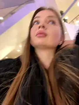 KrisMagnoly online show from November 12, 2025, 5:39 pm