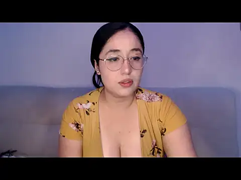Snapshot of YummymeowW chatting on April 19, 2026, 2:45 am YummymeowW online show from April 19, 2026, 2:45 am