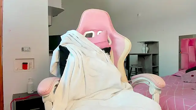 the queen aleja online show from December 20, 2025, 3:48 pm