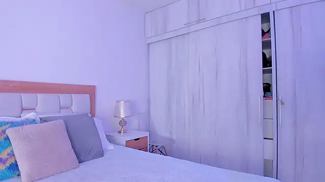 mia hank online show from November 4, 2025, 11:47 am