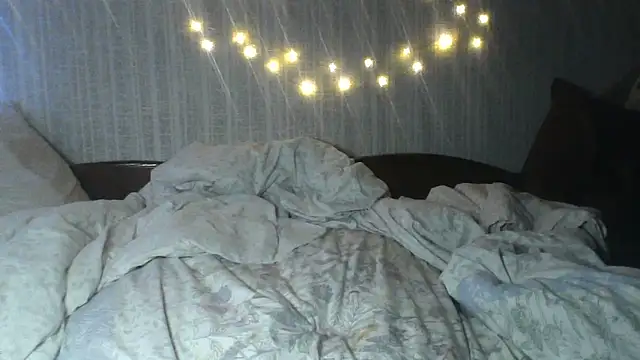 Snapshot of Alma_Evelynne chatting on June 8, 2026, 9:15 pm Alma Evelynne online show from June 8, 2026, 9:15 pm
