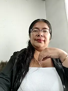   valentina18 online show from October 27, 2025, 1:01 pm