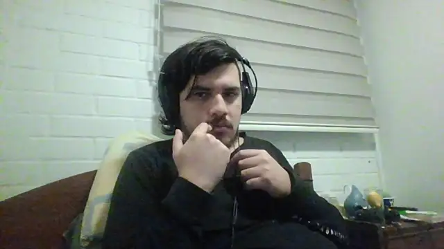 Snapshot of hung_weeb chatting on May 25, 2026, 5:18 am hung weeb online show from May 25, 2026, 5:18 am