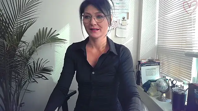 Snapshot of City_Kat chatting on November 17, 2025, 5:39 pm City Kat online show from November 17, 2025, 5:39 pm