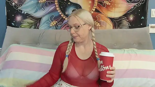 Snapshot of SaraBearXo chatting on September 12, 2025, 12:27 pm SaraBearXo online show from September 12, 2025, 12:27 pm