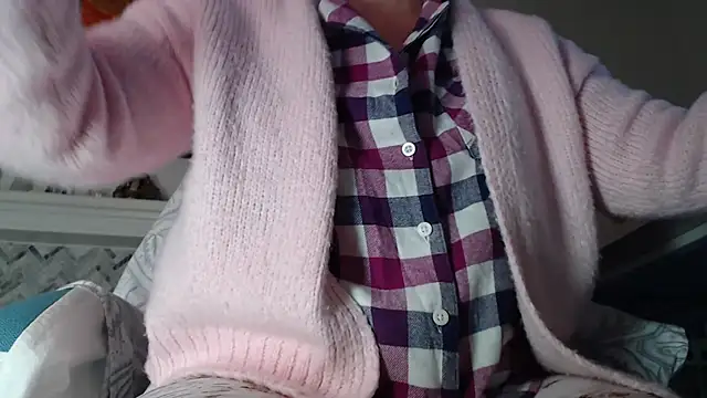 AuroraWillows online show from February 9, 2026, 4:43 am