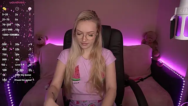 Snapshot of AmandaFiree chatting on February 8, 2025, 11:01 am AmandaFiree online show from February 8, 2025, 11:01 am