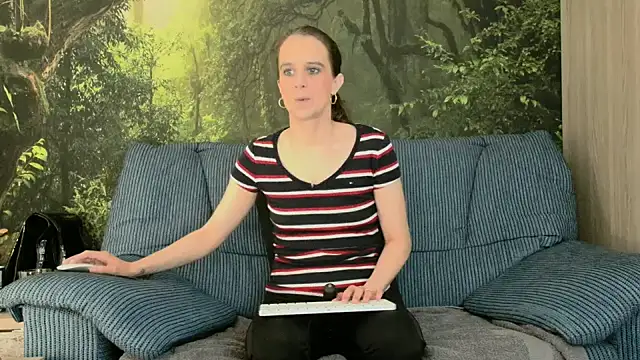 Snapshot of LadyChantale chatting on March 5, 2025, 9:05 am LadyChantale online show from March 5, 2025, 9:05 am