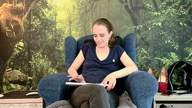 Snapshot of LadyChantale chatting on March 19, 2025, 4:02 pm LadyChantale online show from March 19, 2025, 4:02 pm