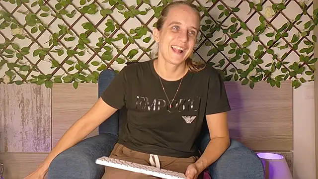 Snapshot of LadyChantale chatting on October 10, 2025, 2:07 pm LadyChantale online show from October 10, 2025, 2:07 pm