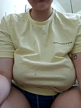 Snapshot of Snowbunnycake_131 chatting on September 29, 2025, 7:37 am Snowbunnycake 131 online show from September 29, 2025, 7:37 am