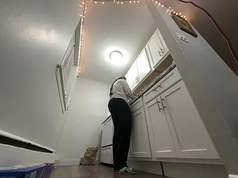 Snapshot of Snowbunnycake_131 chatting on November 5, 2025, 2:36 am Snowbunnycake 131 online show from November 5, 2025, 2:36 am