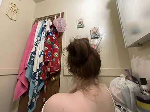 Snapshot of Snowbunnycake_131 chatting on November 27, 2025, 10:27 am Snowbunnycake 131 online show from November 27, 2025, 10:27 am