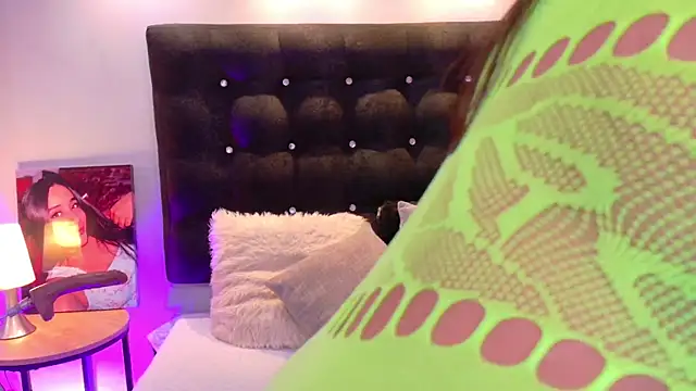 ValenScott1 online show from November 18, 2025, 12:41 pm