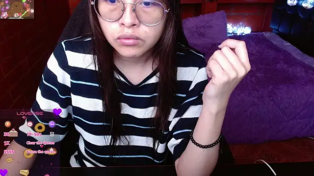 MidoriQuiinn online show from May 27, 2026, 4:14 pm