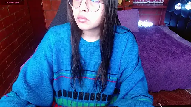 MidoriQuiinn online show from May 11, 2026, 4:04 pm