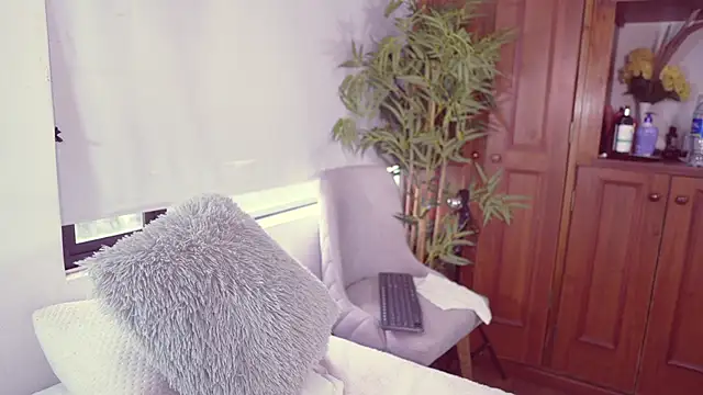 Snapshot of Lucy_fit chatting on October 23, 2025, 11:31 am Lucy fit online show from October 23, 2025, 11:31 am