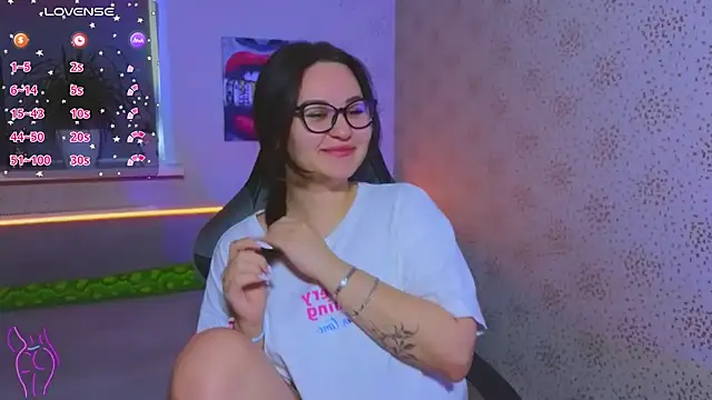 EsterLogan online show from October 11, 2025, 6:58 am