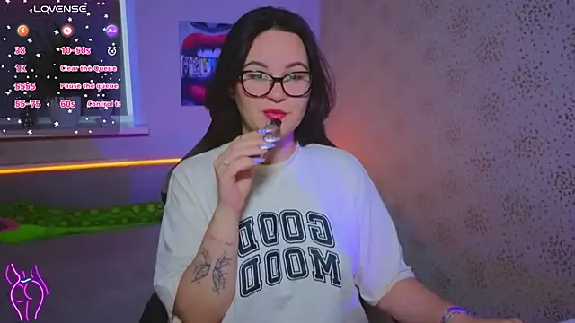 EsterLogan online show from November 2, 2025, 11:15 am