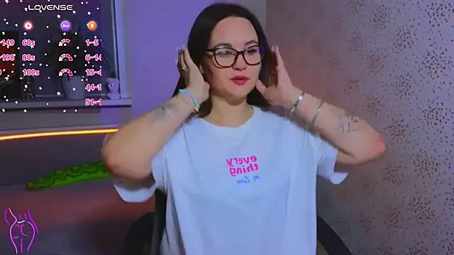 EsterLogan online show from September 29, 2025, 3:39 pm