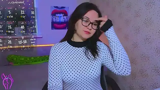 EsterLogan online show from October 27, 2025, 9:32 am