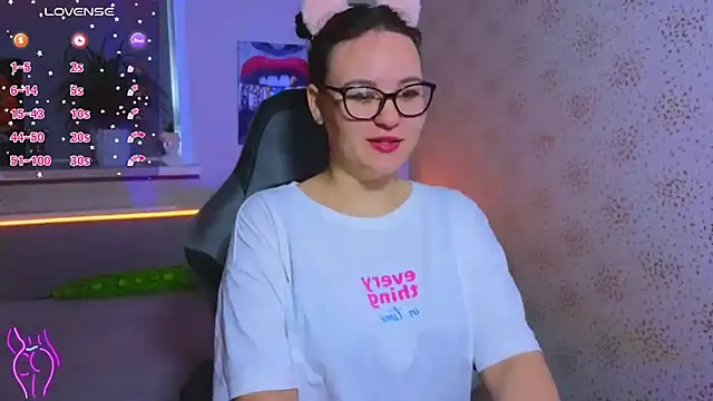 EsterLogan online show from September 28, 2025, 11:39 am