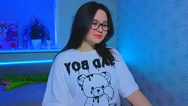 EsterLogan online show from November 10, 2025, 10:53 am