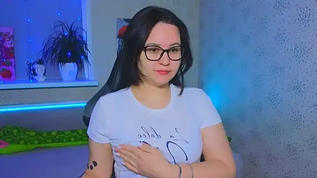 EsterLogan online show from November 28, 2025, 8:36 am