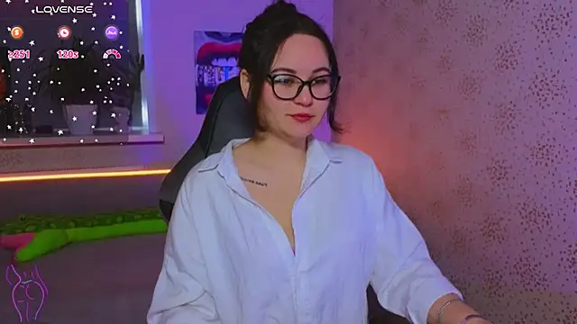 EsterLogan online show from October 15, 2025, 9:06 am