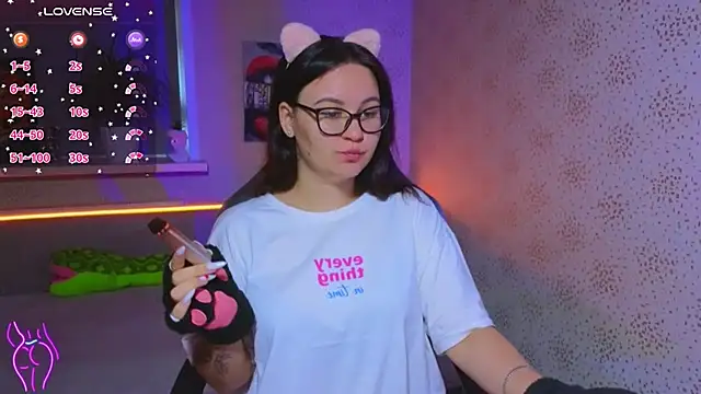 EsterLogan online show from September 27, 2025, 1:28 pm