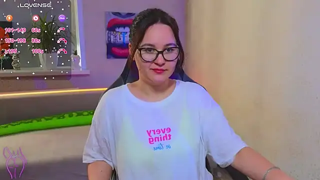 EsterLogan online show from September 13, 2025, 1:11 pm