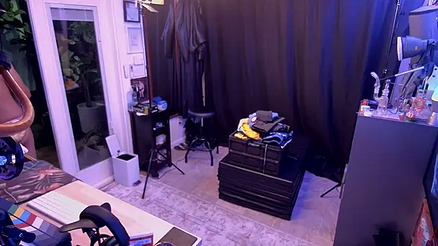 Briefs bud online show from December 18, 2025, 5:23 am