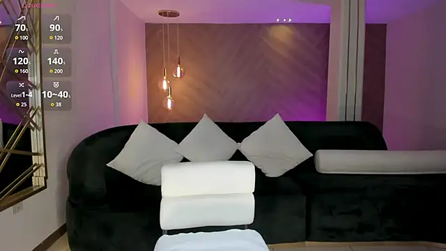 NiaHolland online show from April 10, 2026, 7:43 pm