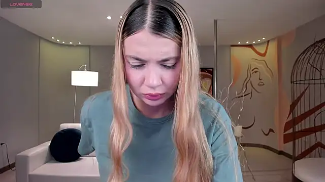 Snapshot of NiaHolland chatting on May 5, 2026, 7:17 pm NiaHolland online show from May 5, 2026, 7:17 pm