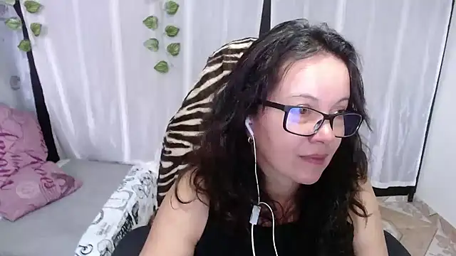 Snapshot of Sonialorens_ chatting on February 1, 2025, 3:50 pm Sonialorens  online show from February 1, 2025, 3:50 pm