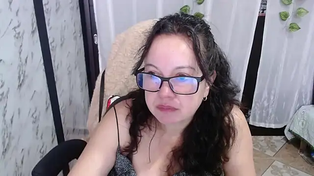 Snapshot of Sonialorens_ chatting on February 20, 2025, 2:13 pm Sonialorens  online show from February 20, 2025, 2:13 pm