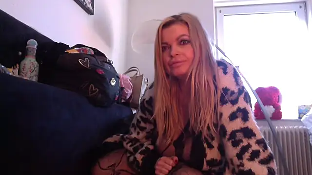 Snapshot of Lisavontease chatting on March 1, 2026, 10:37 am Lisavontease online show from March 1, 2026, 10:37 am