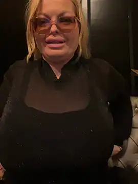 Snapshot of Lisavontease chatting on March 21, 2026, 10:02 pm Lisavontease online show from March 21, 2026, 10:02 pm