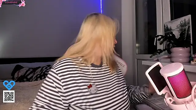 Snapshot of B_Ratz chatting on October 5, 2025, 1:29 am B Ratz online show from October 5, 2025, 1:29 am