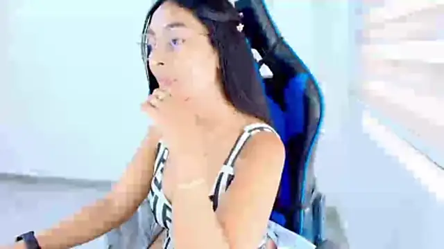 sophiax-x online show from April 19, 2026, 6:32 pm