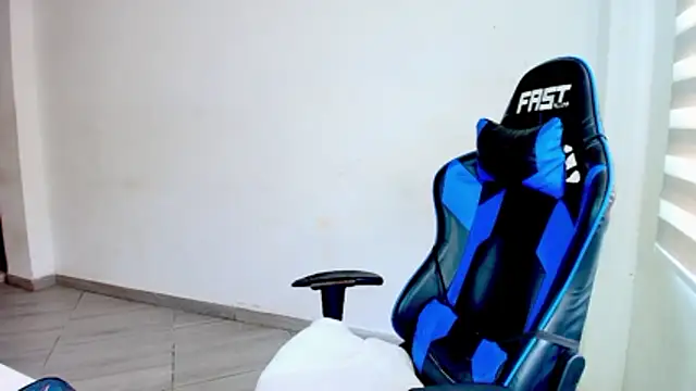 sophiax-x online show from March 15, 2026, 4:14 pm