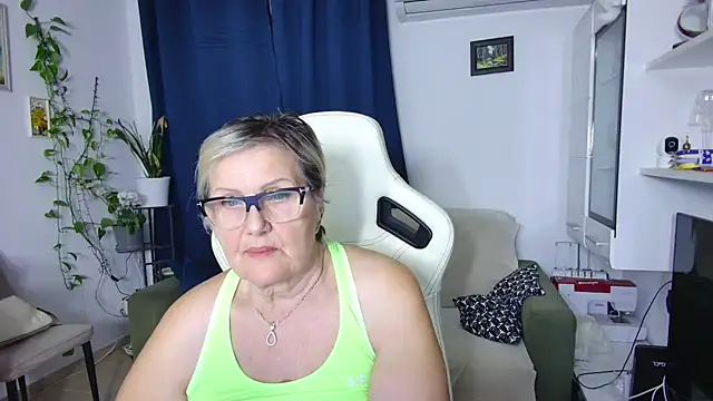 Snapshot of Selenna57 chatting on April 6, 2026, 5:14 pm Selenna57 online show from April 6, 2026, 5:14 pm