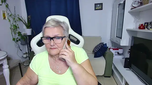 Snapshot of Selenna57 chatting on April 19, 2026, 6:10 pm Selenna57 online show from April 19, 2026, 6:10 pm