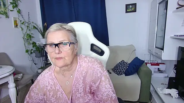 Snapshot of Selenna57 chatting on April 16, 2026, 5:03 pm Selenna57 online show from April 16, 2026, 5:03 pm