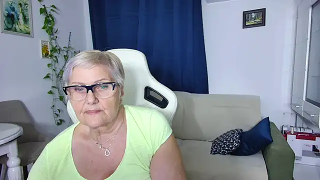 Snapshot of Selenna57 chatting on April 11, 2026, 5:27 pm Selenna57 online show from April 11, 2026, 5:27 pm